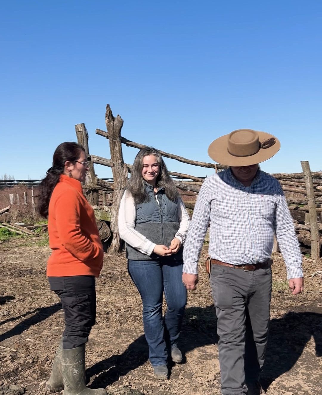 La familia Moncada camina por el campo