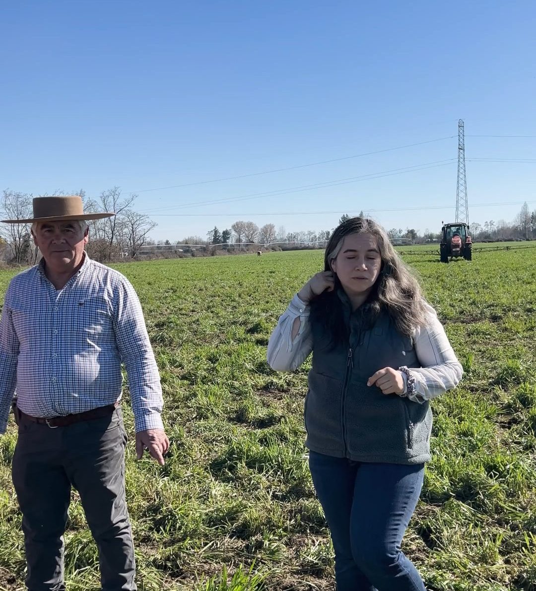 Abel Moncada recorre el potrero junto a una de sus hijas