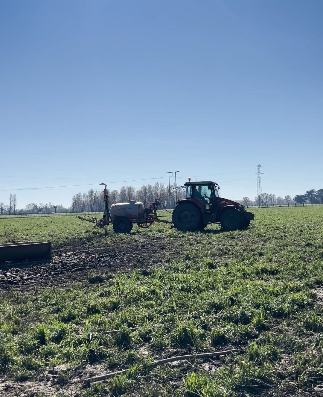 Tractor con pulverizador en el potrero